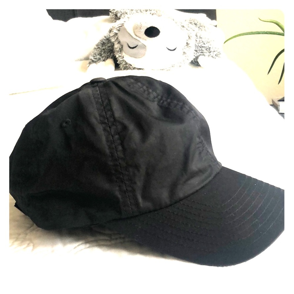 Everlane black cap.